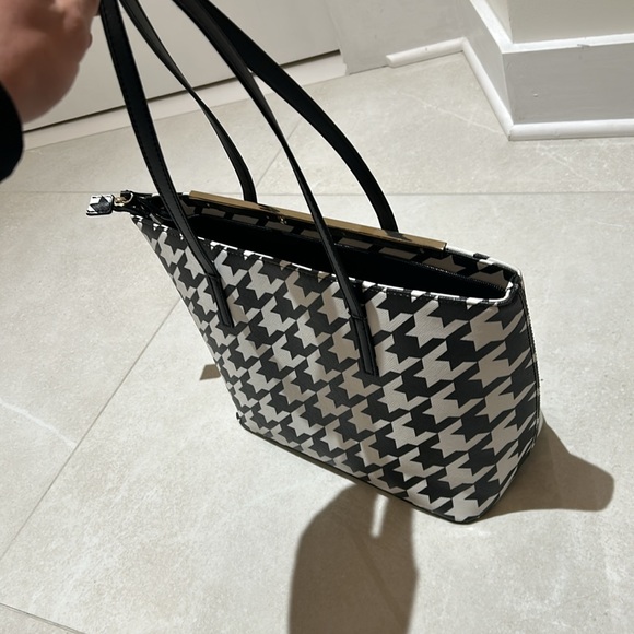 Aldo Handbag white and black for ladies 👜🇨🇦 very good condition 👍🏾 - Picture 2 of 5